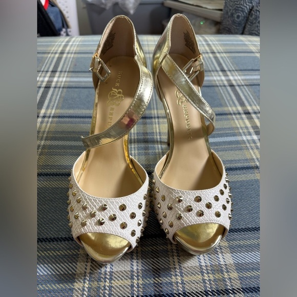 Rock & Republic - 'KURT White' Heels White & Gold Studded Rivets - Picture 2 of 7